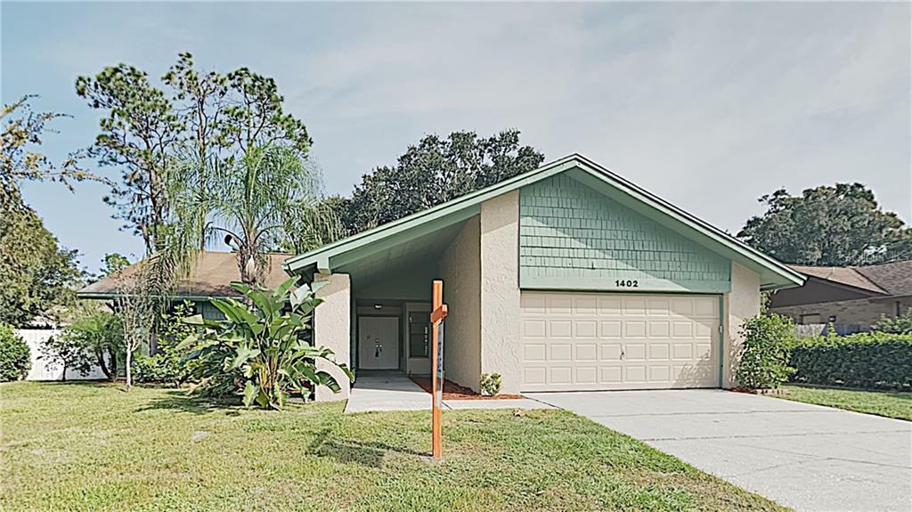 Property Photo:  1402 Sandalwood Drive  FL 33563 