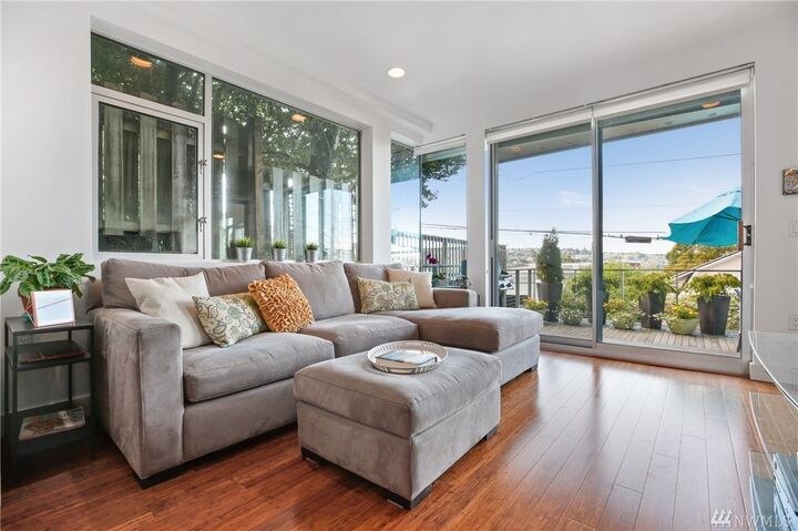 Property Photo: 2731 Boylston Avenue E 102 WA 98102