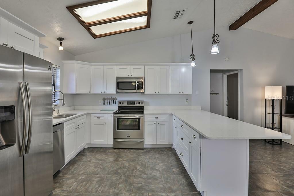 Property Photo:  907 Woodland Drive  FL 33584 