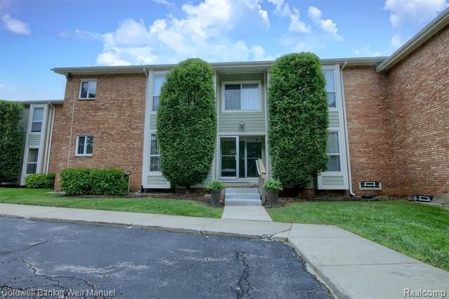 Property Photo: 745 Randolph Street 123 MI 48167