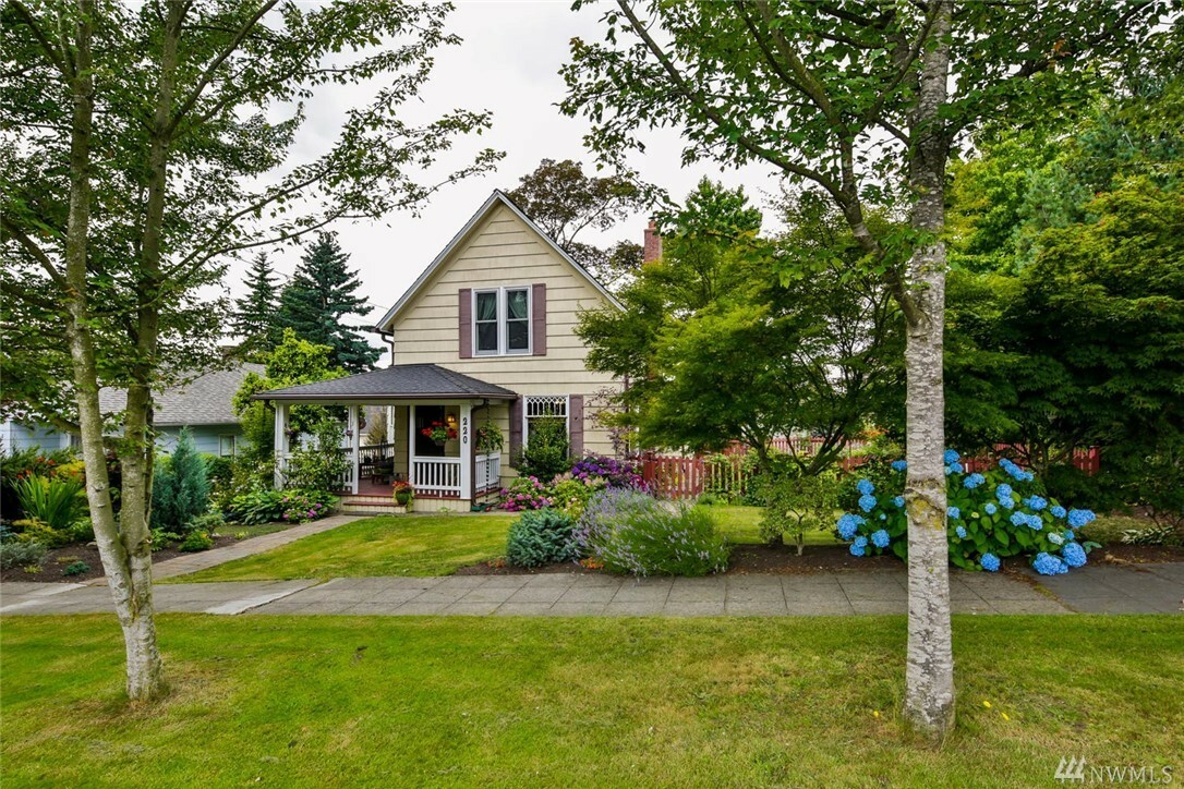 Property Photo:  220 Avenue D  WA 98290 