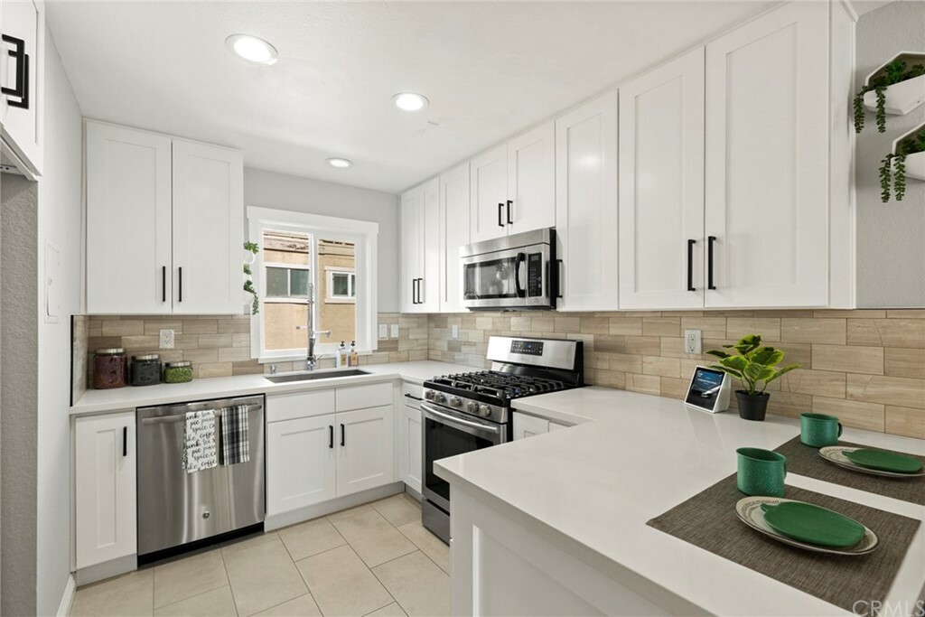 Property Photo:  334 S Walnut Avenue F  CA 98282 