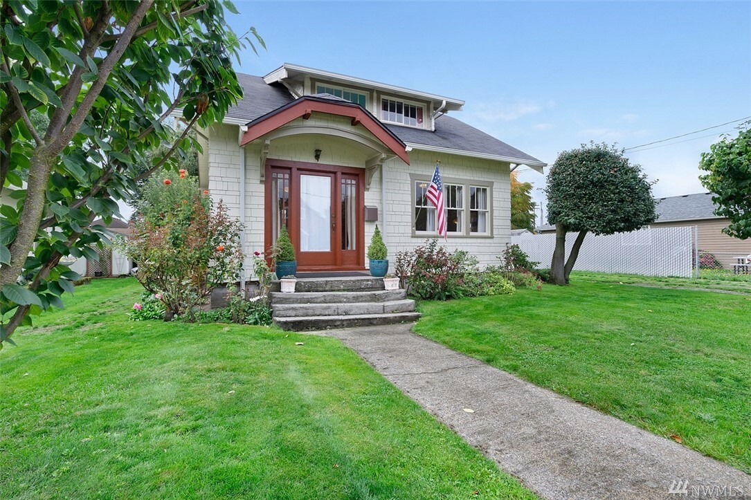 Property Photo:  724 Alder Ave  WA 98390 