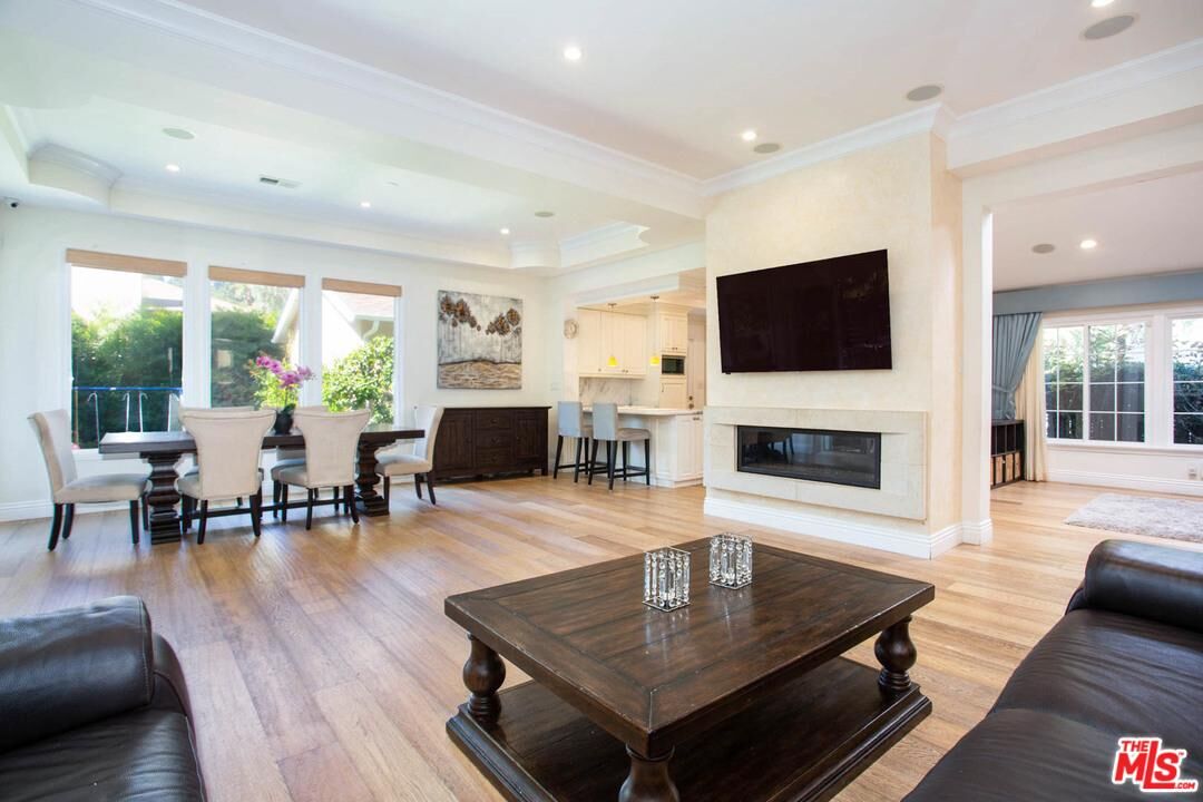 Property Photo:  825 Norway Ln  CA 90049 