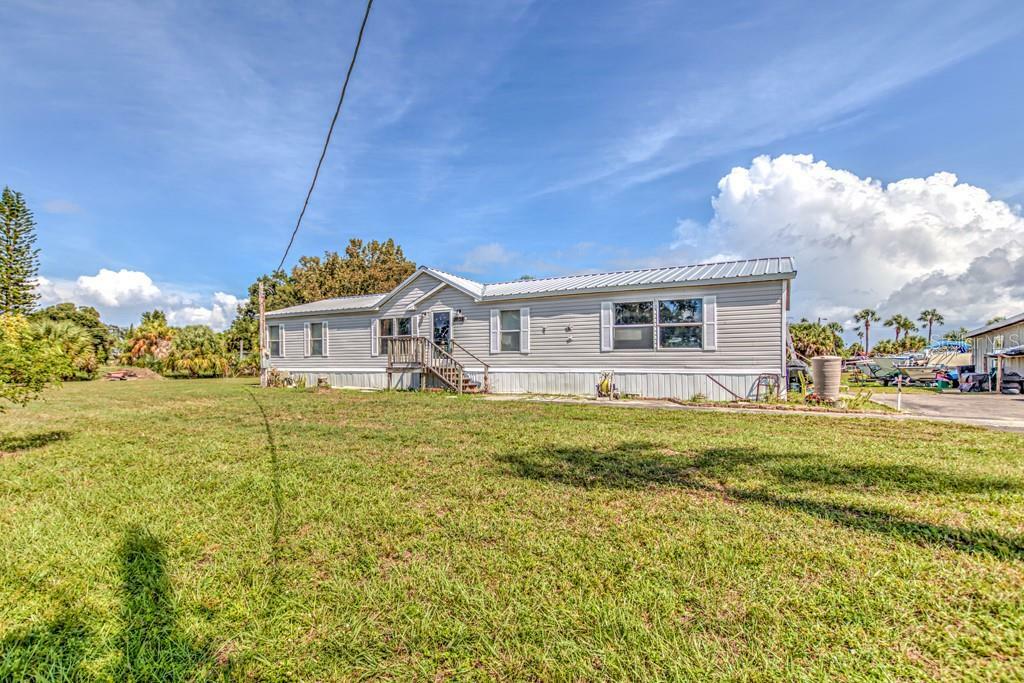 Property Photo:  1208 Neptune Drive  FL 33570 