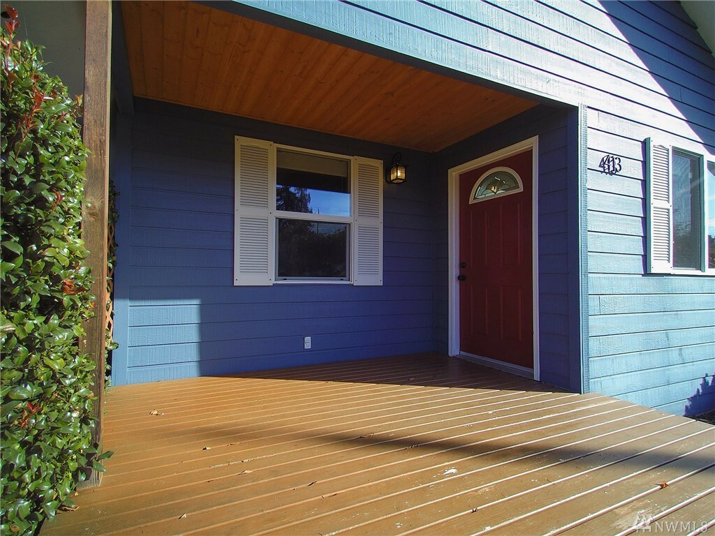 Property Photo:  413 E 12th St  WA 98362 