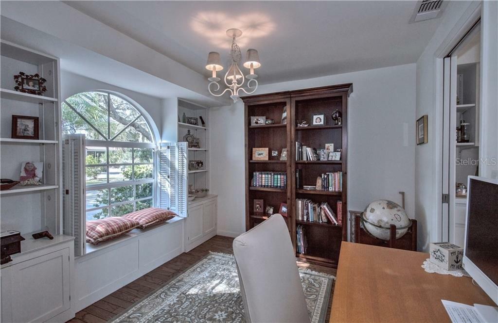 Property Photo: 412 Mahon Dr FL 34285