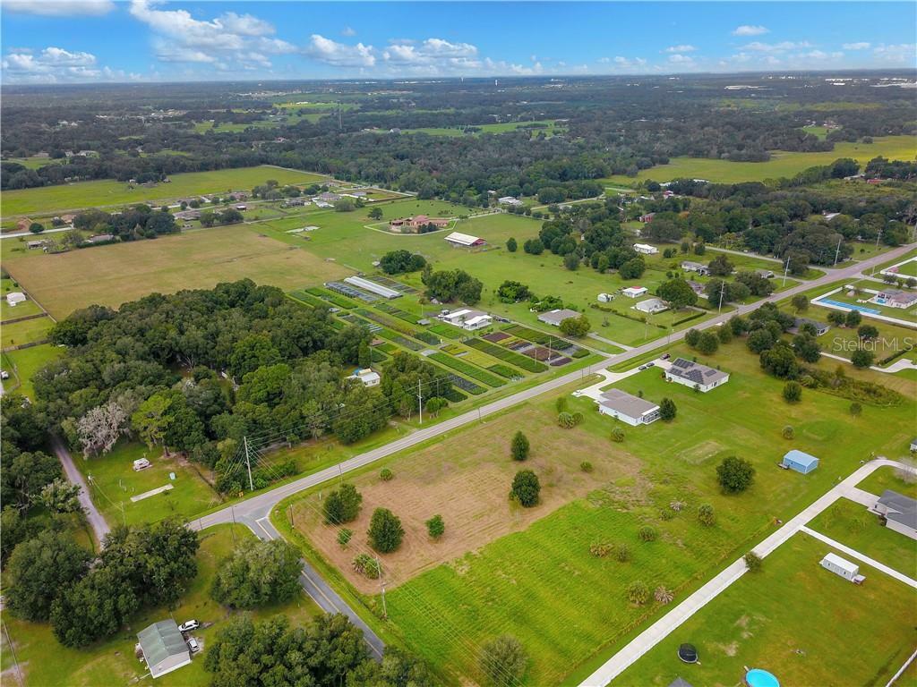 Property Photo:  1902 Berry Road  FL 33567 