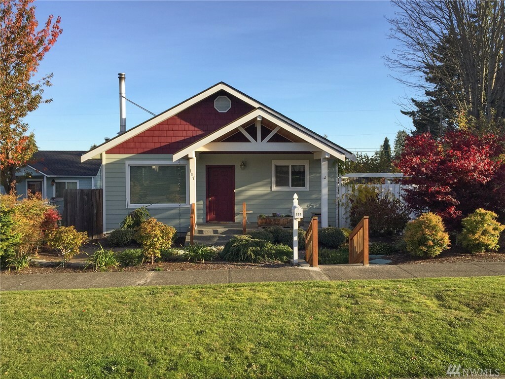 Property Photo:  117 E 12th St  WA 98362 