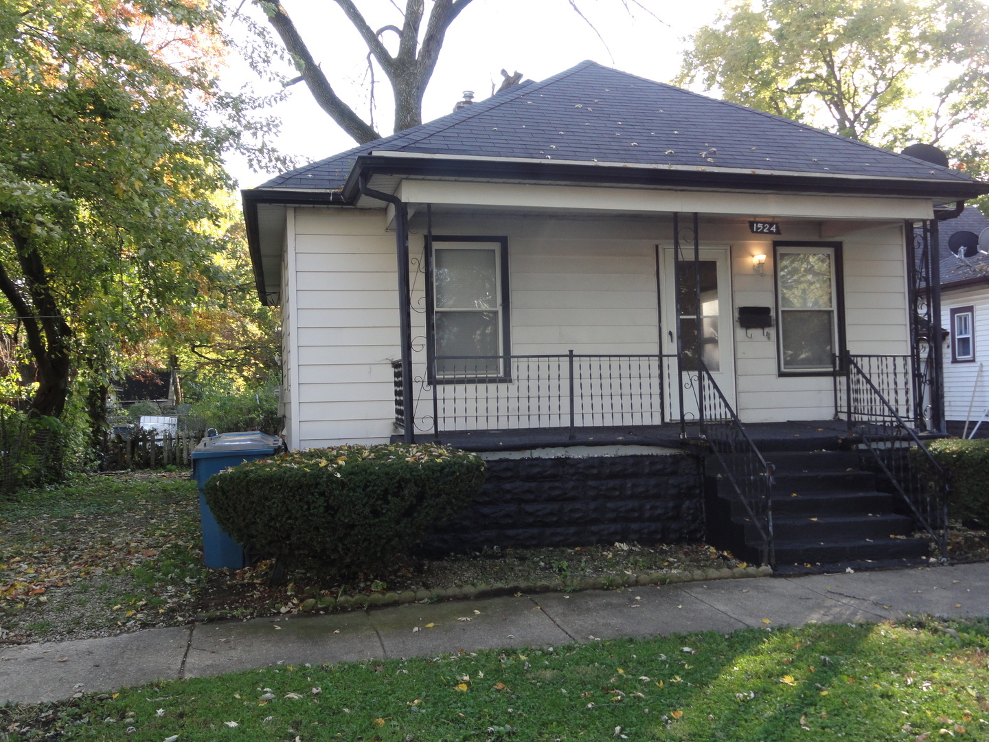 Property Photo:  1524 E Sheridan Street  IL 60901 