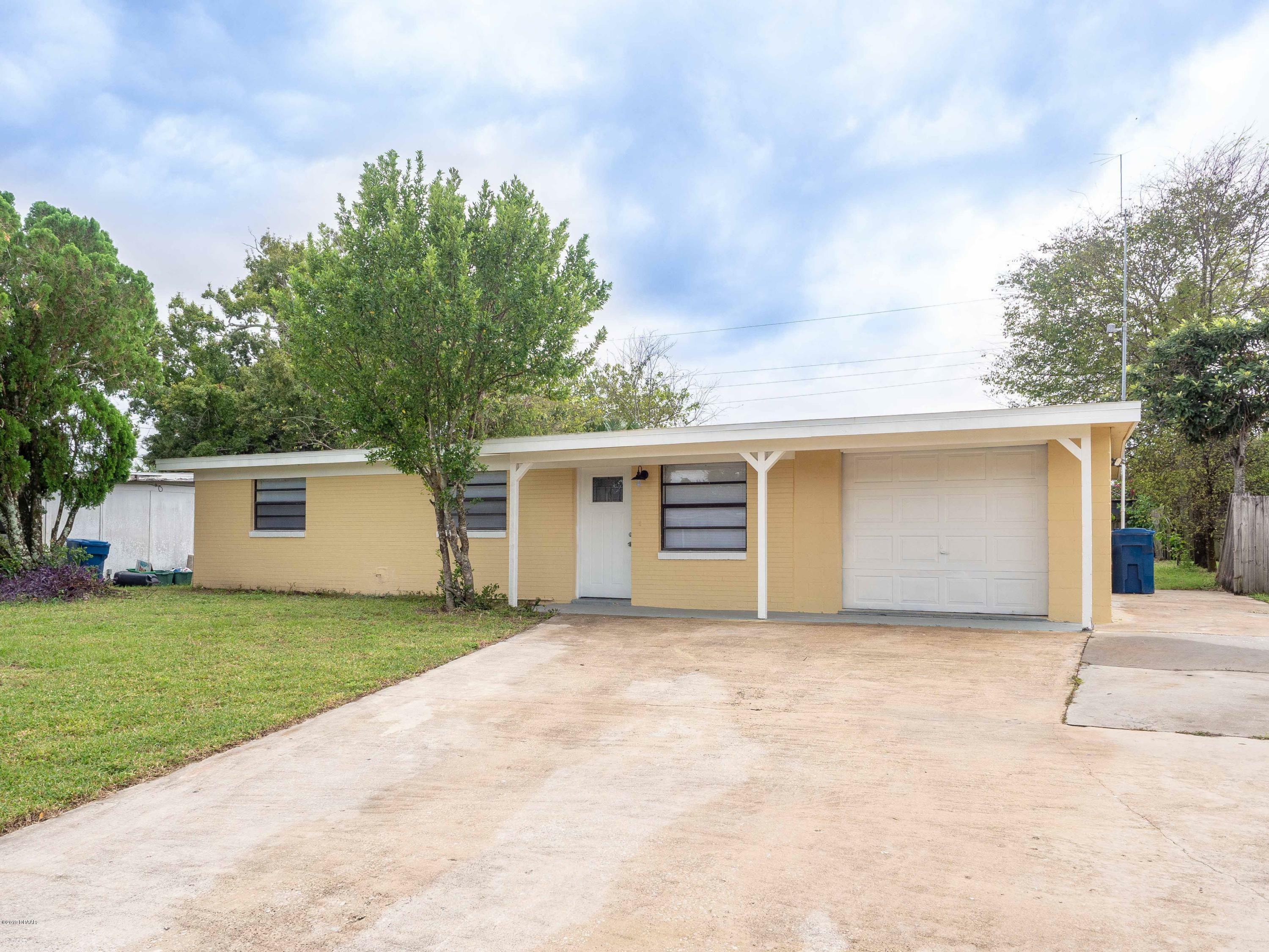 Property Photo:  602 Easy Street  FL 32117 