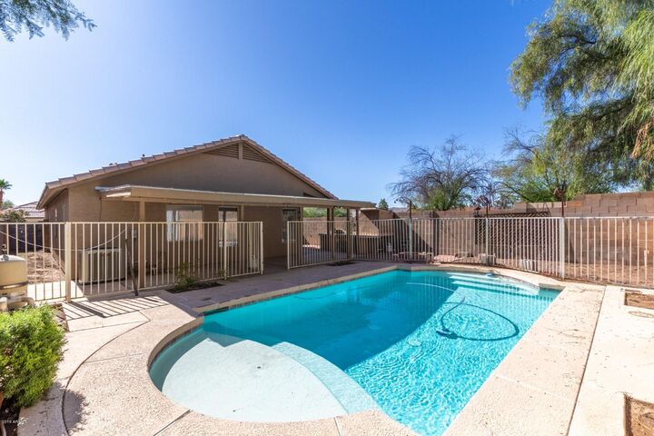 Property Photo:  2204 E Kelton Lane  AZ 85022 