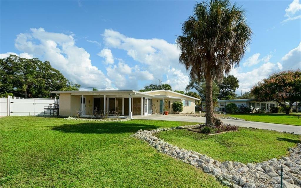 Property Photo:  5723 24th Street Court W  FL 34207 