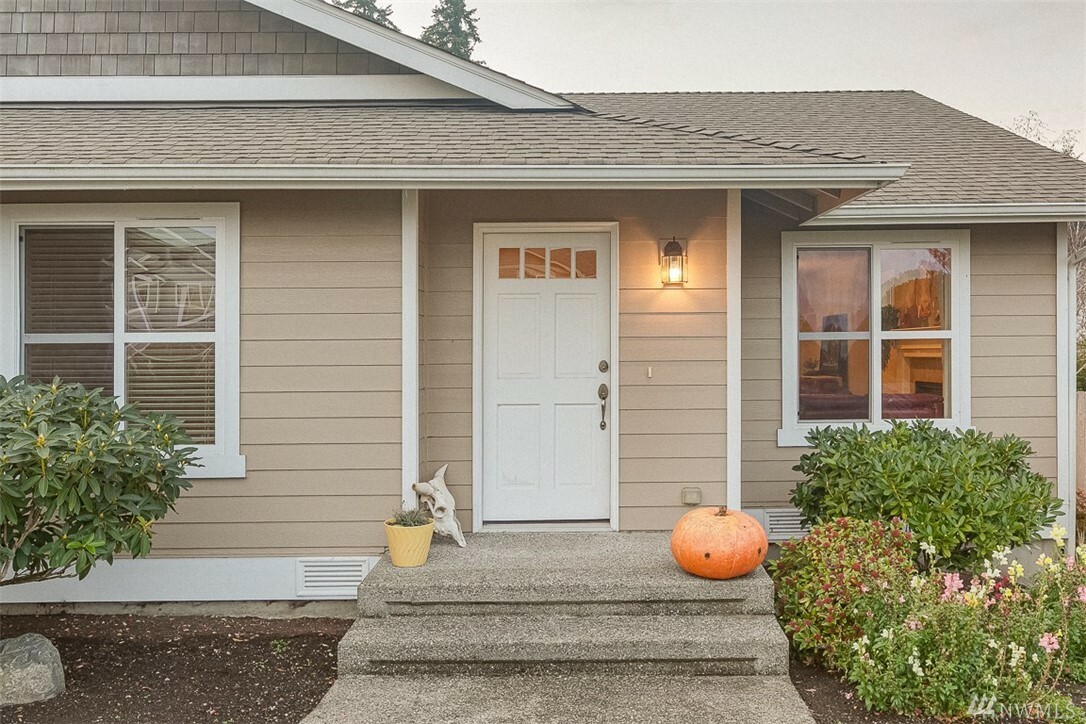 Property Photo: 1138 Central Dr WA 98282