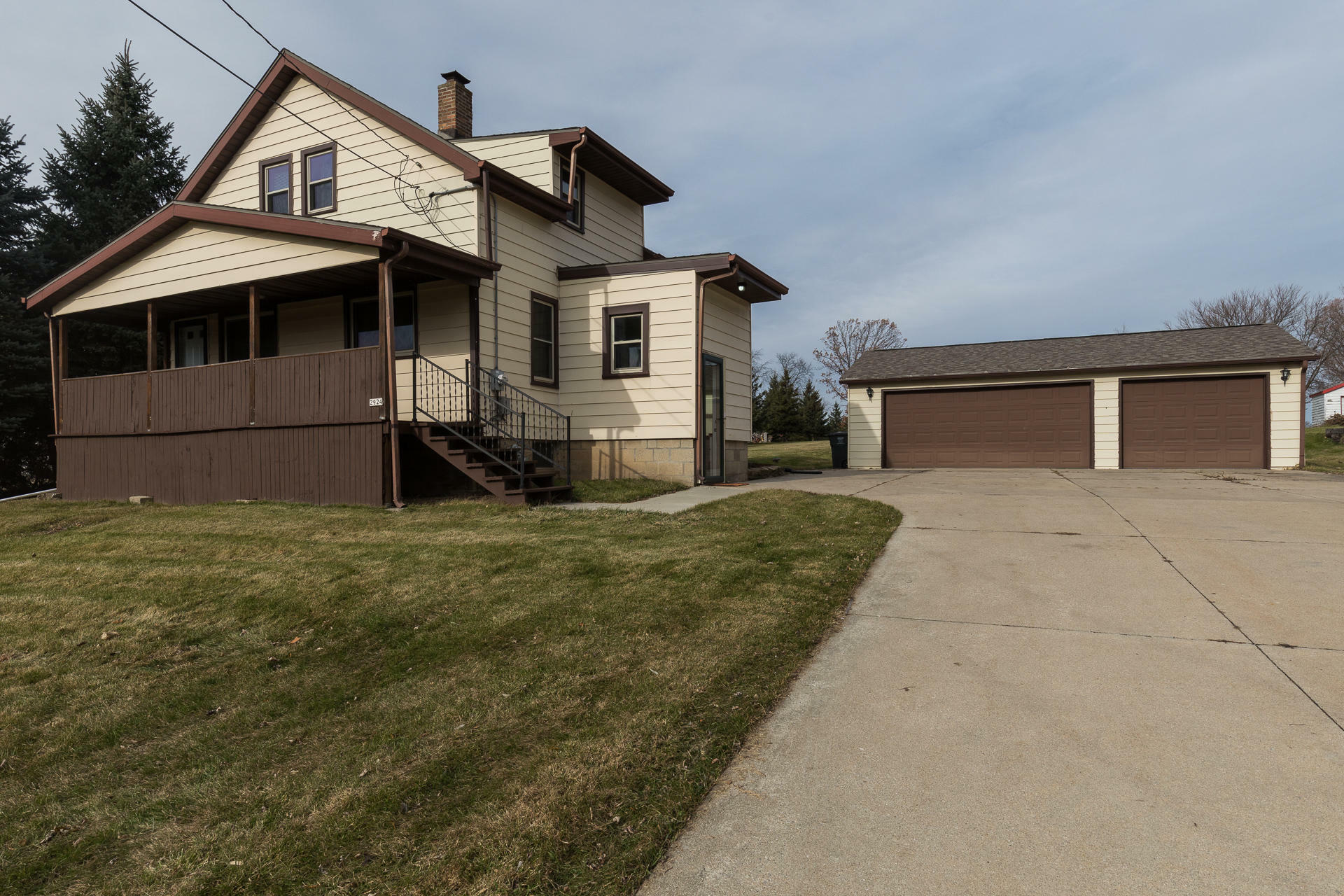 Property Photo: 2924 W Acre Ave WI 53132