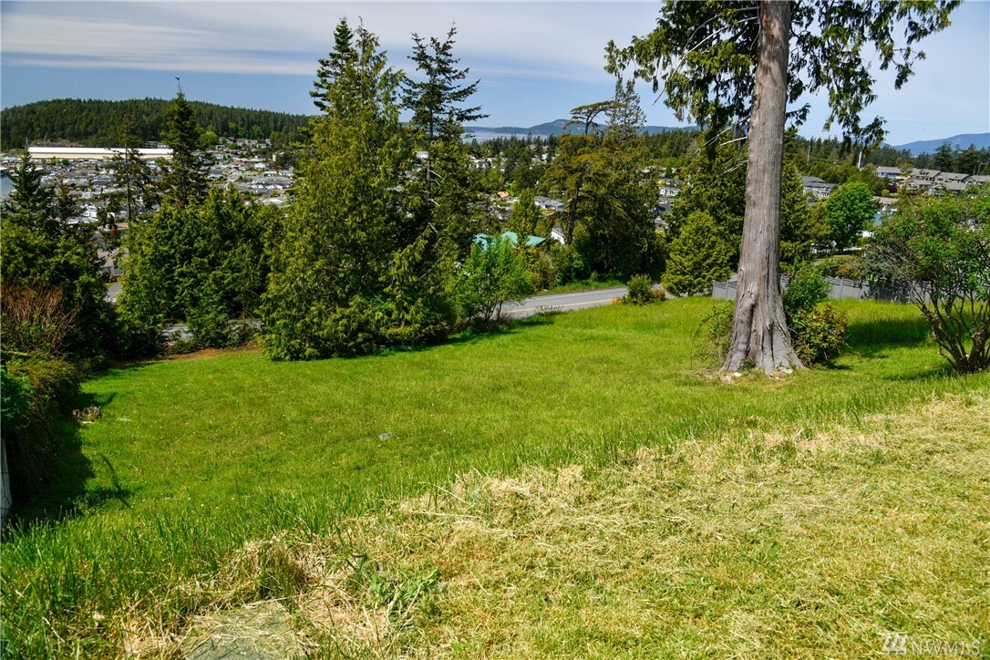 Property Photo:  2102 Highland Dr  WA 98221 