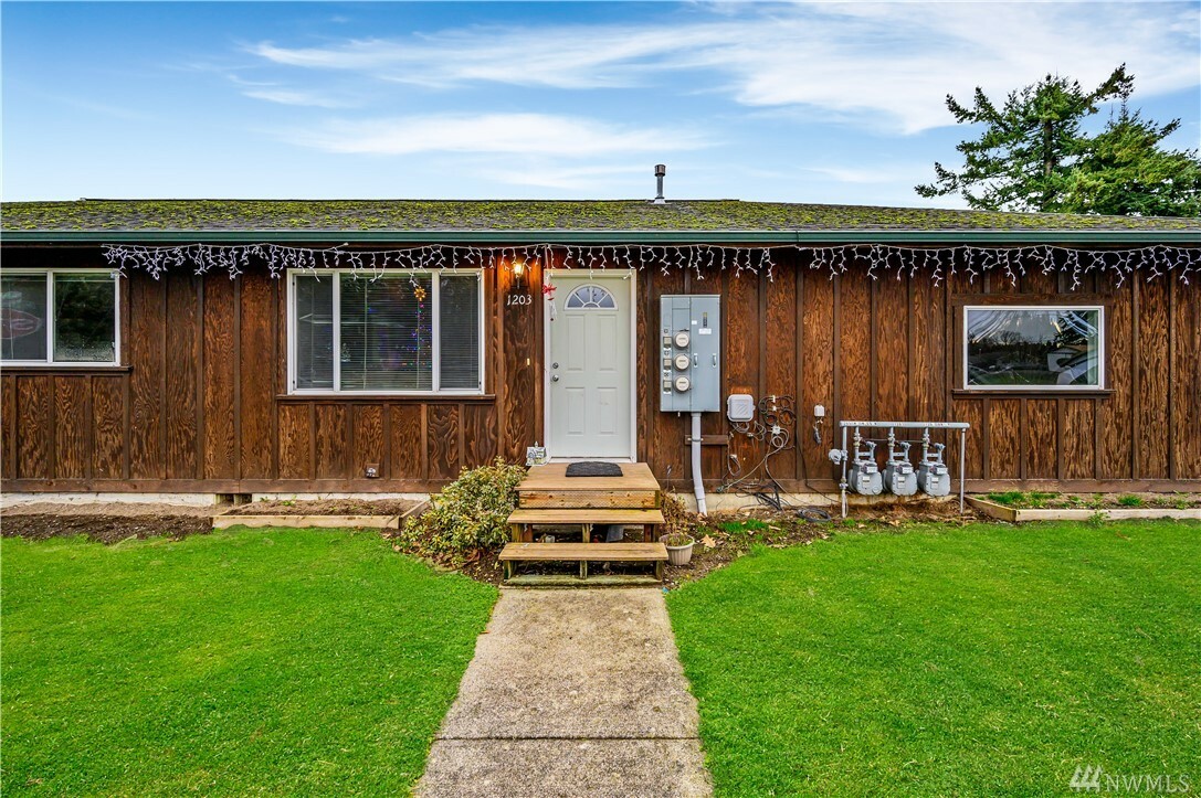 Property Photo:  205 W Nelson St  WA 98284 