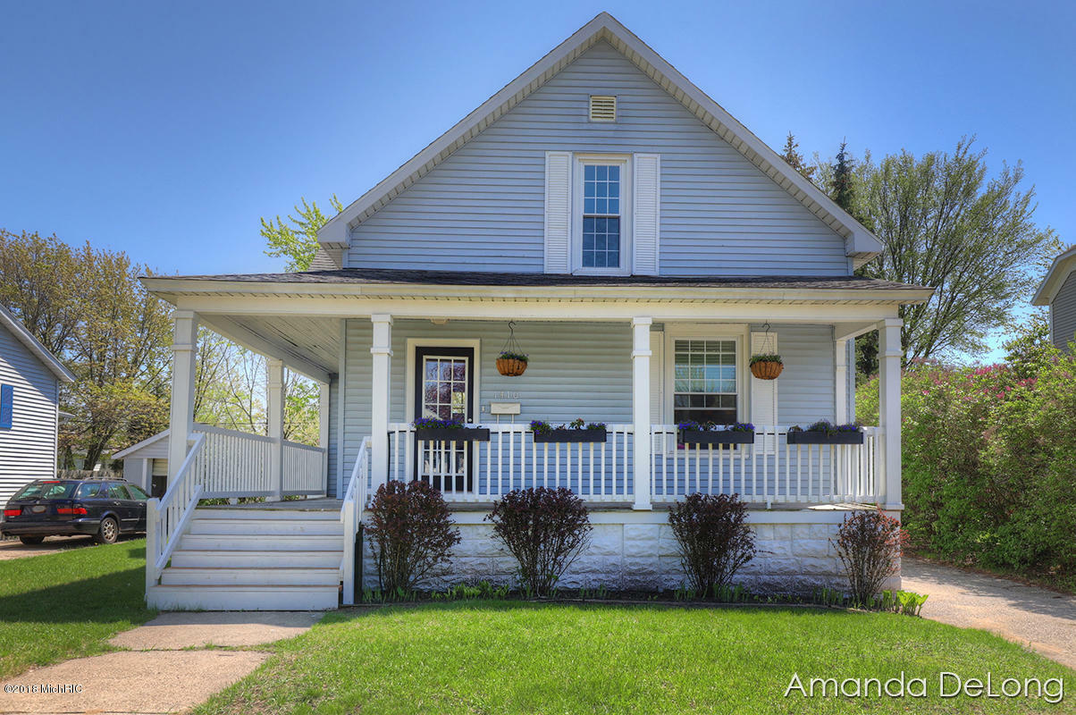 Property Photo:  1410 Franklin Avenue  MI 49417 