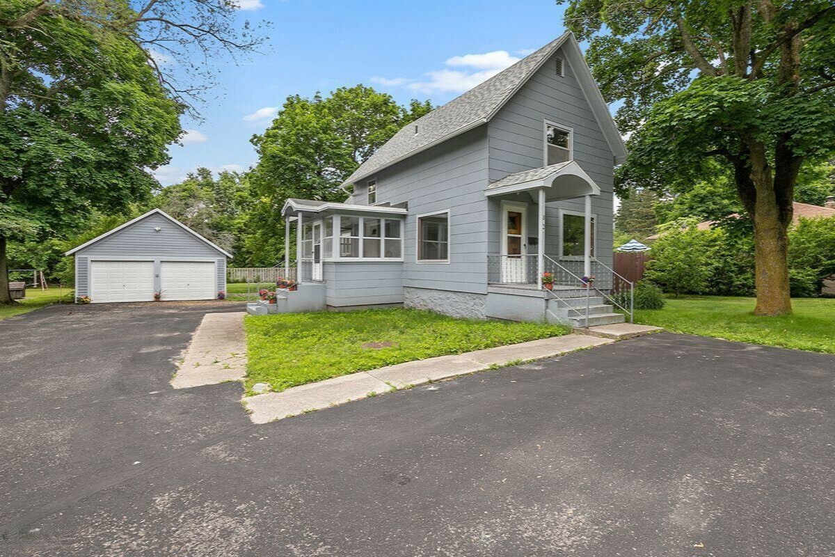 Property Photo:  821 W Washington Street  MI 48838 