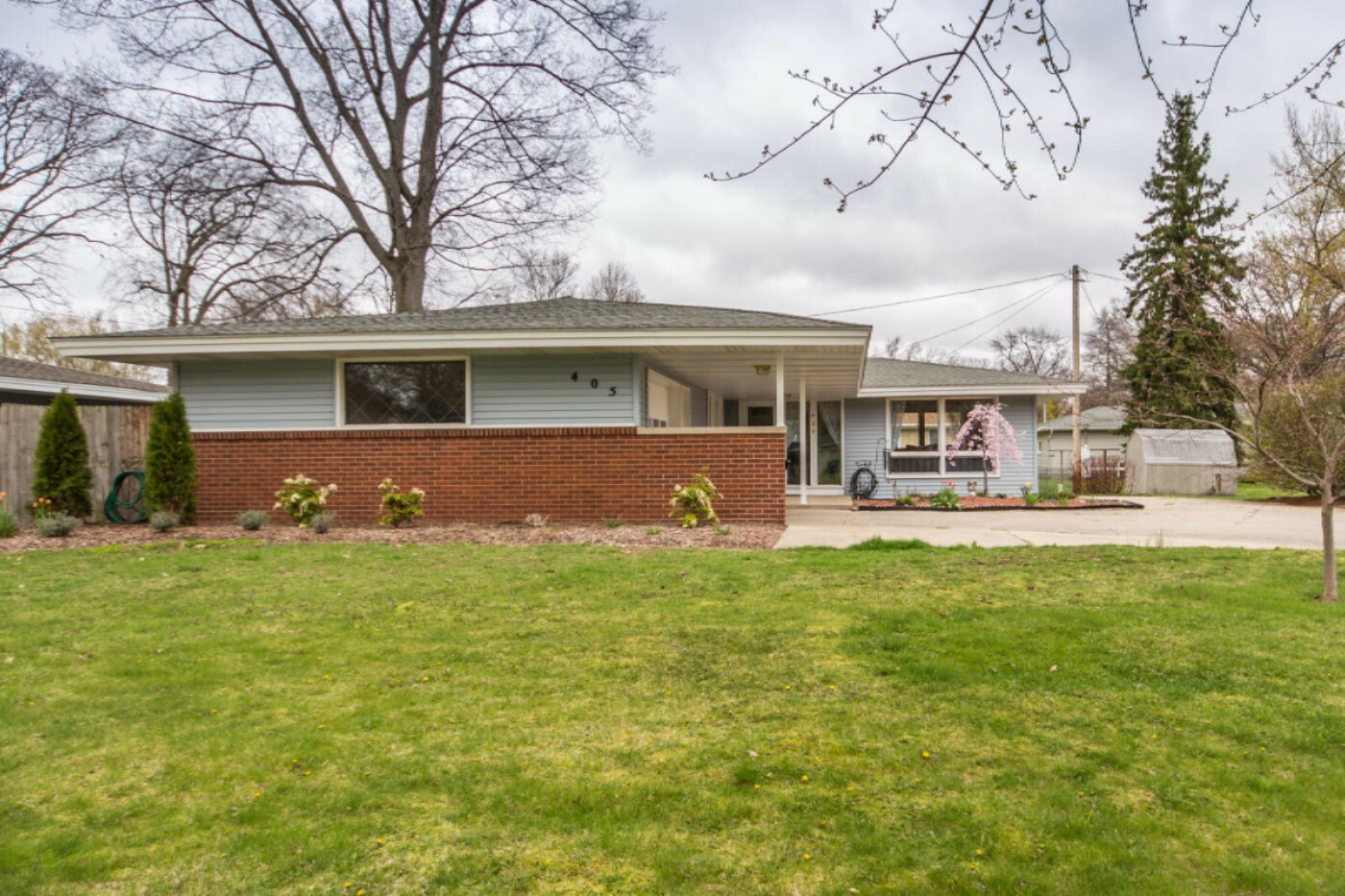 Property Photo:  405 W Lakewood Boulevard  MI 49424 