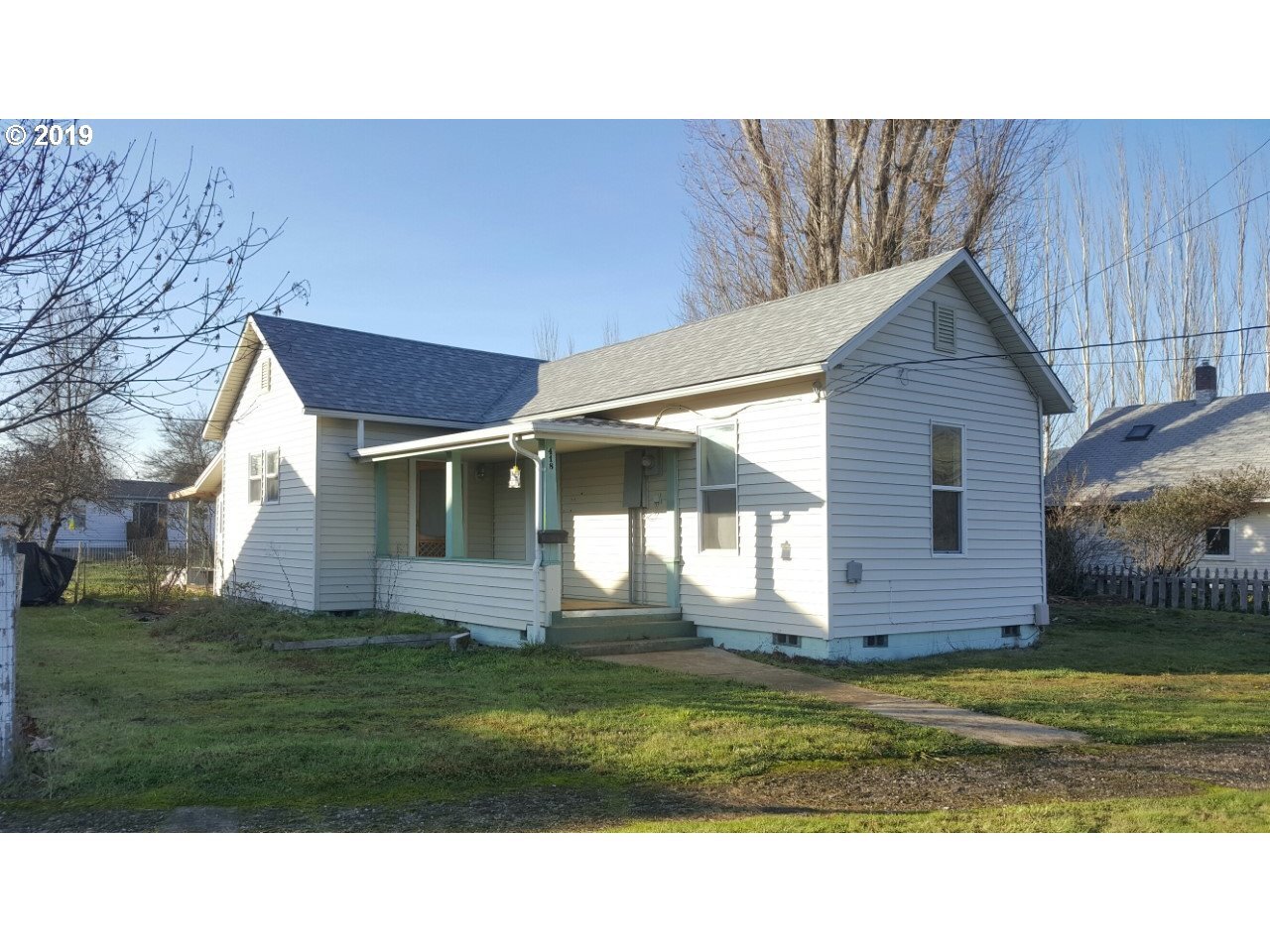 Property Photo: 418 NE Center St OR 97378
