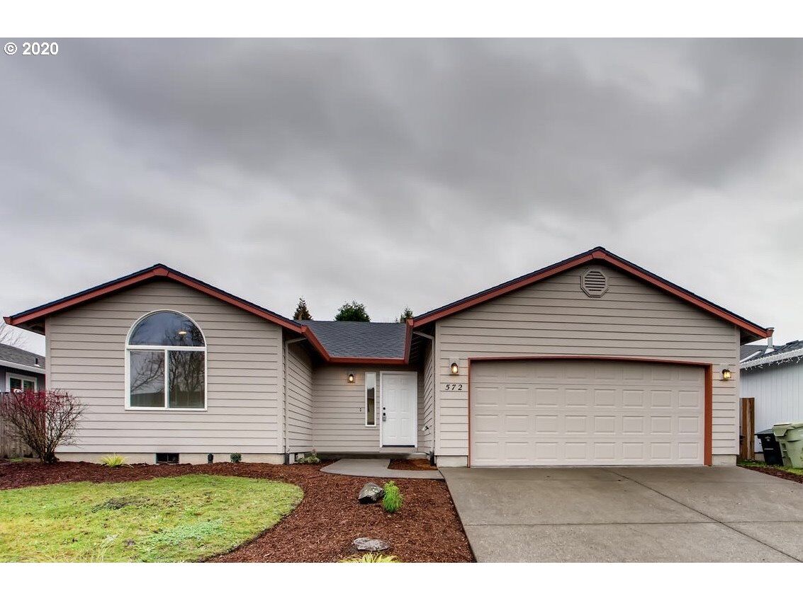 Property Photo:  572 SE 72nd Ave  OR 97123 