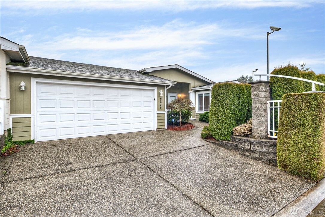 Property Photo:  21609 SE 273rd Place 151  WA 98038 