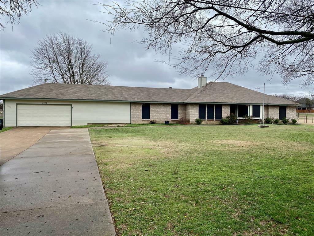Property Photo: 1910 N Mockingbird Lane TX 76065