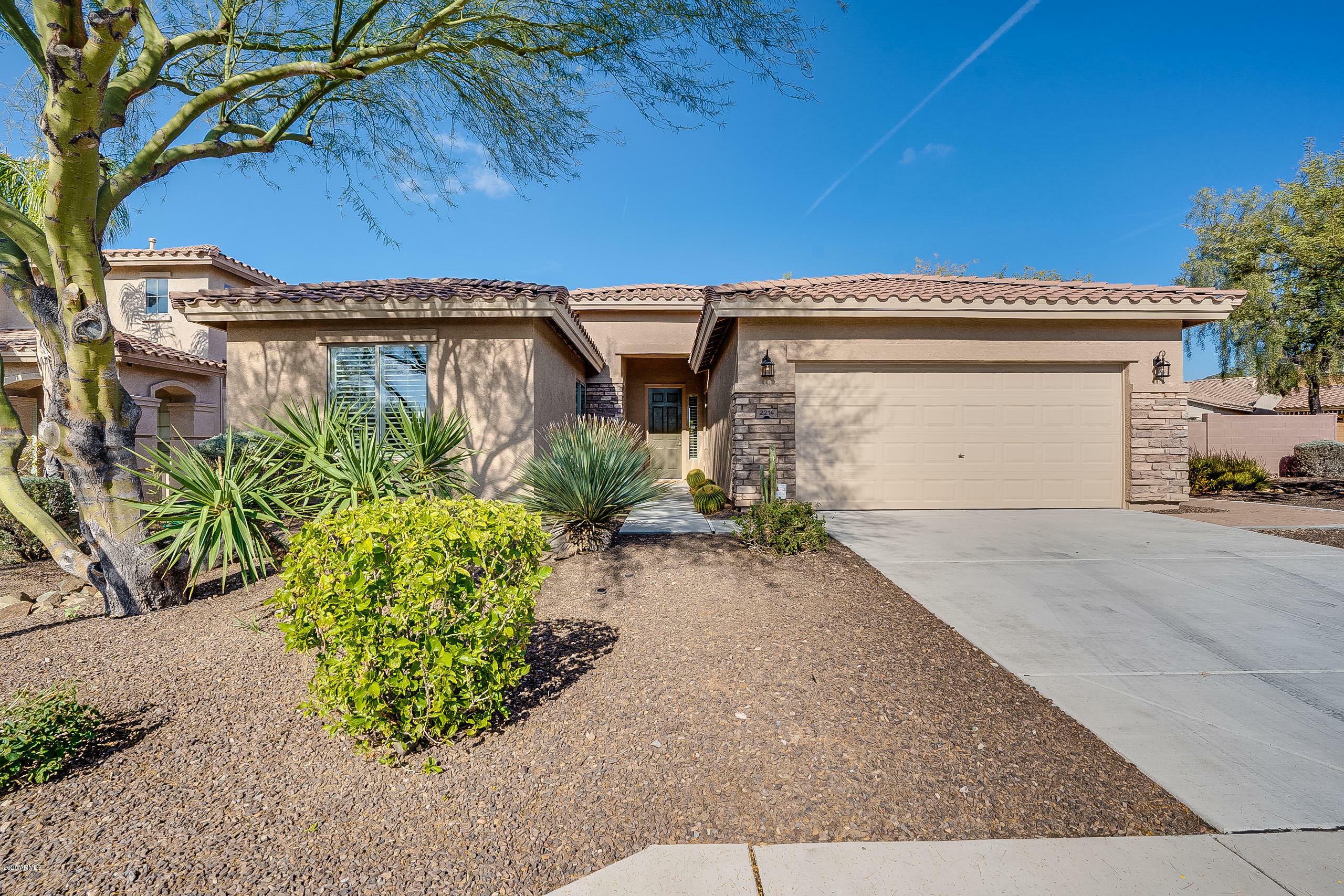 Property Photo:  2214 W Oberlin Way  AZ 85085 