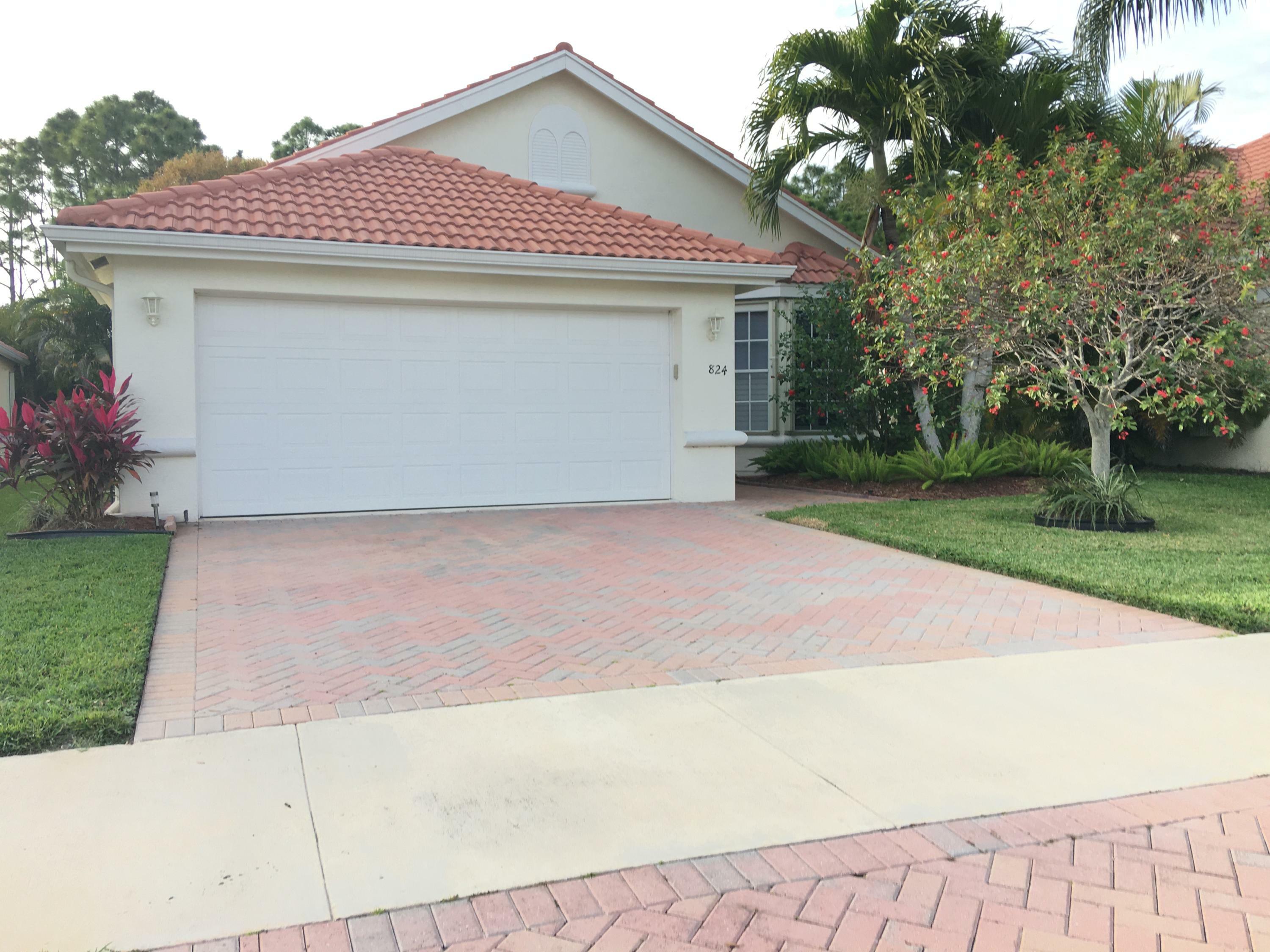 Property Photo:  824 SW Munjack Circle  FL 34986 