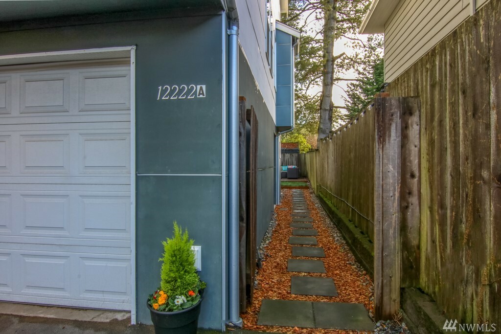 Property Photo:  12222 Greenwood Ave N A  WA 98133 