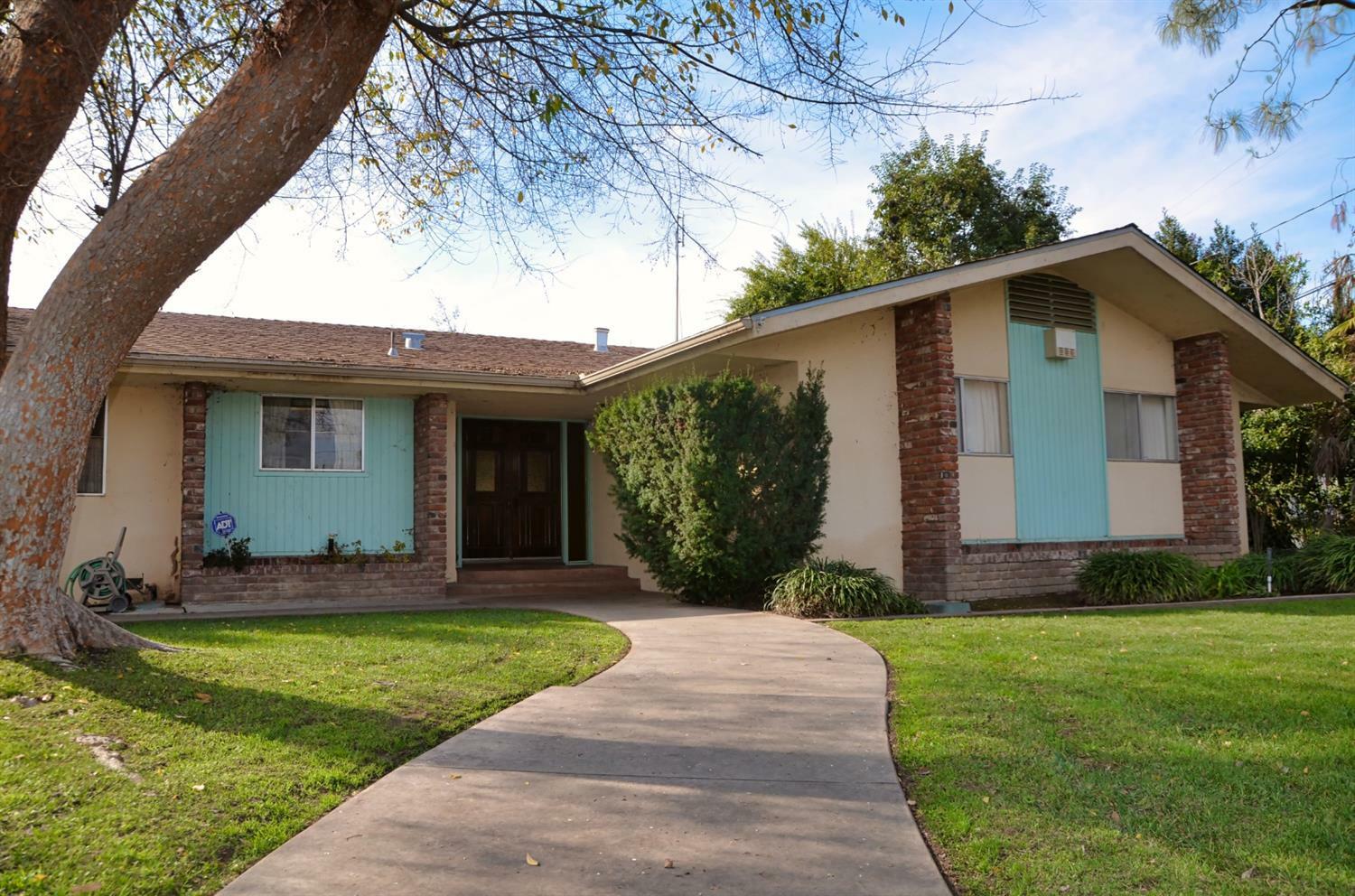 Property Photo:  341 S Kings Drive  CA 93654 