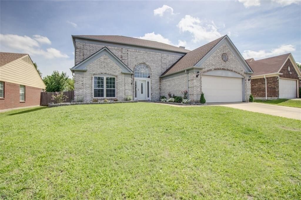 Property Photo:  228 E Embercrest Drive  TX 76018 