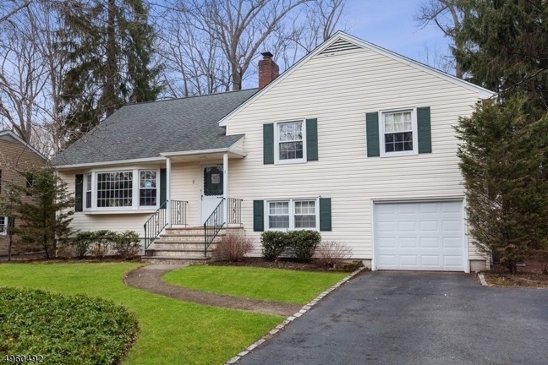 Property Photo:  5 Borden Pl  NJ 07039 