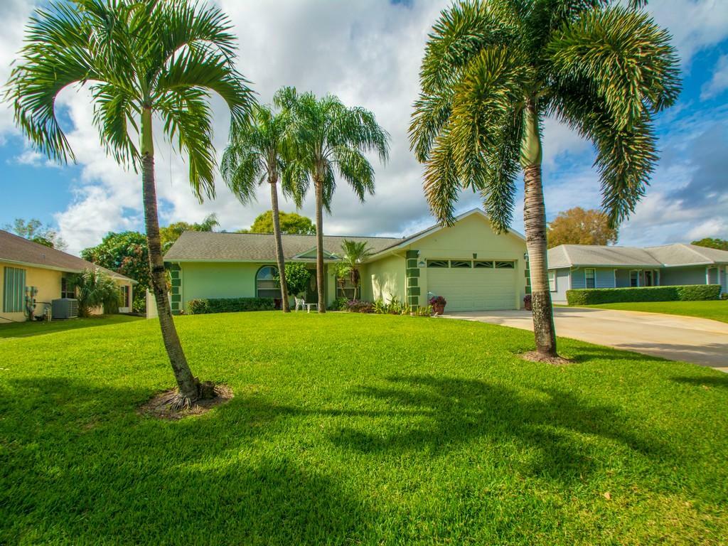 Property Photo: 2025 19th Avenue SW FL 32962