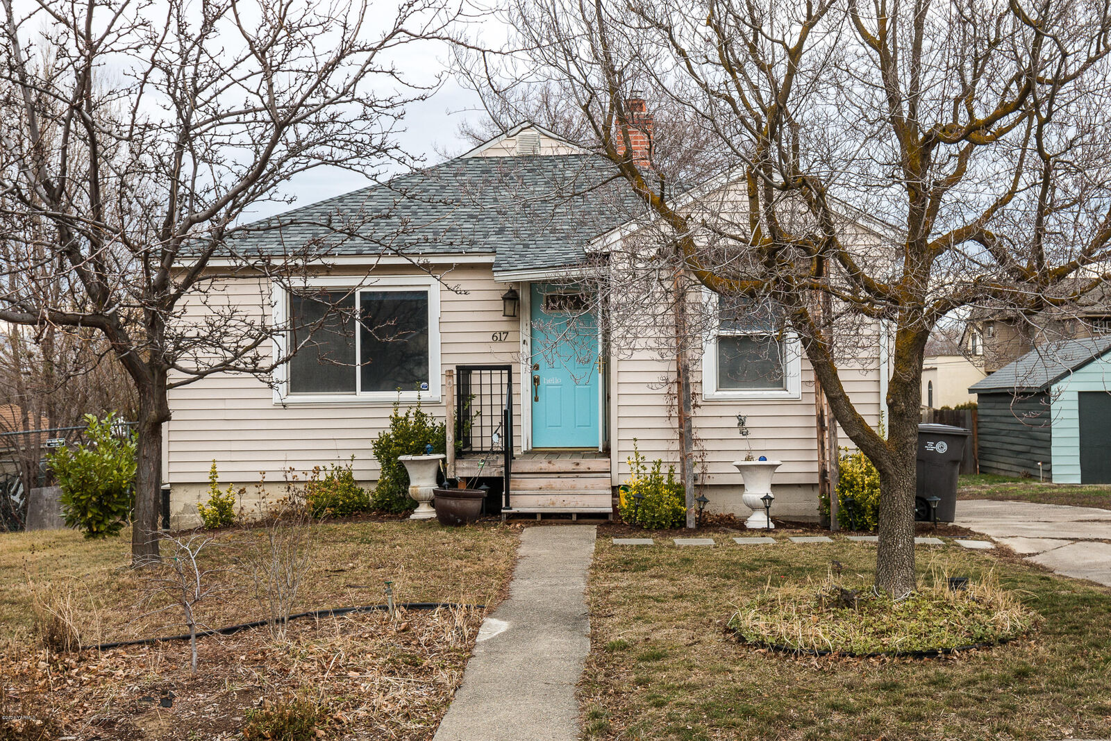 Property Photo: 617 S 21st Ave WA 98902