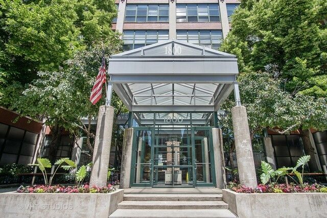 Property Photo:  1800 W Roscoe Street 414  IL 60657 
