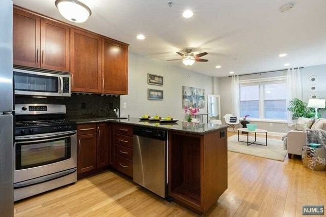 Property Photo:  99 Montgomery Street 3C  NJ 07302 