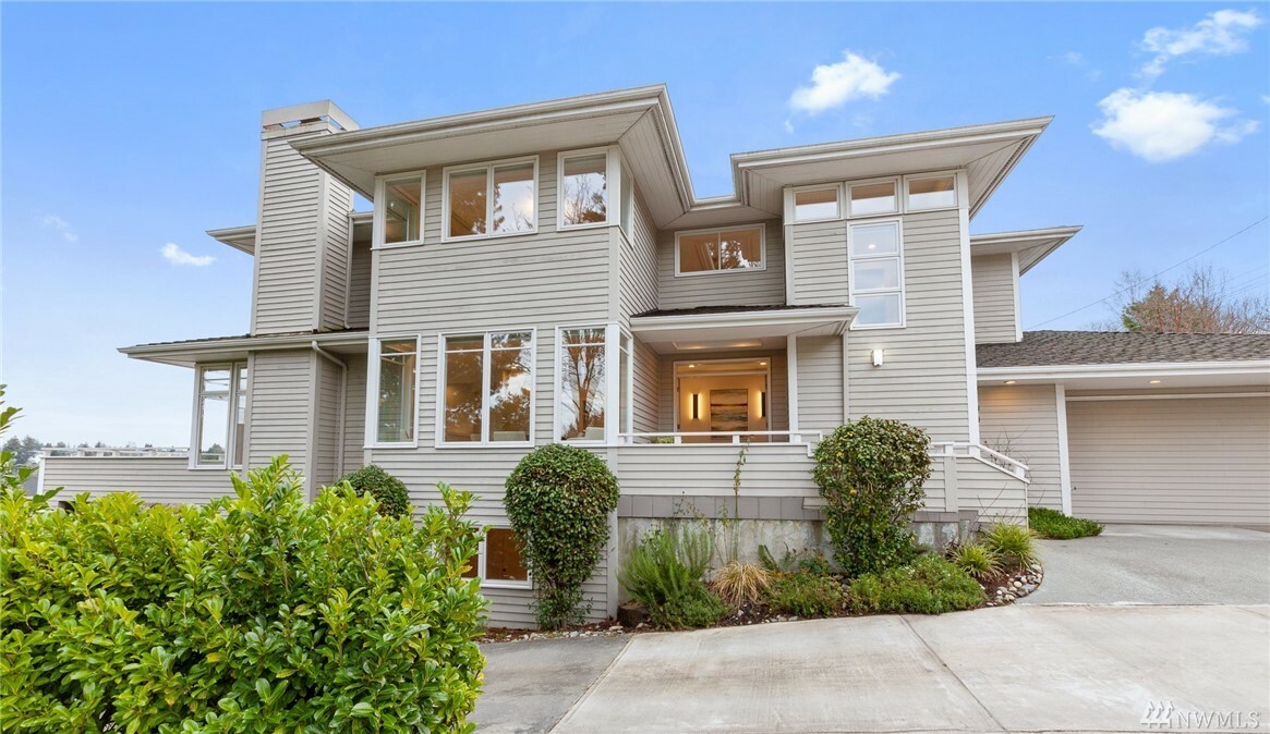 Property Photo:  3700 W Lawton St  WA 98199 