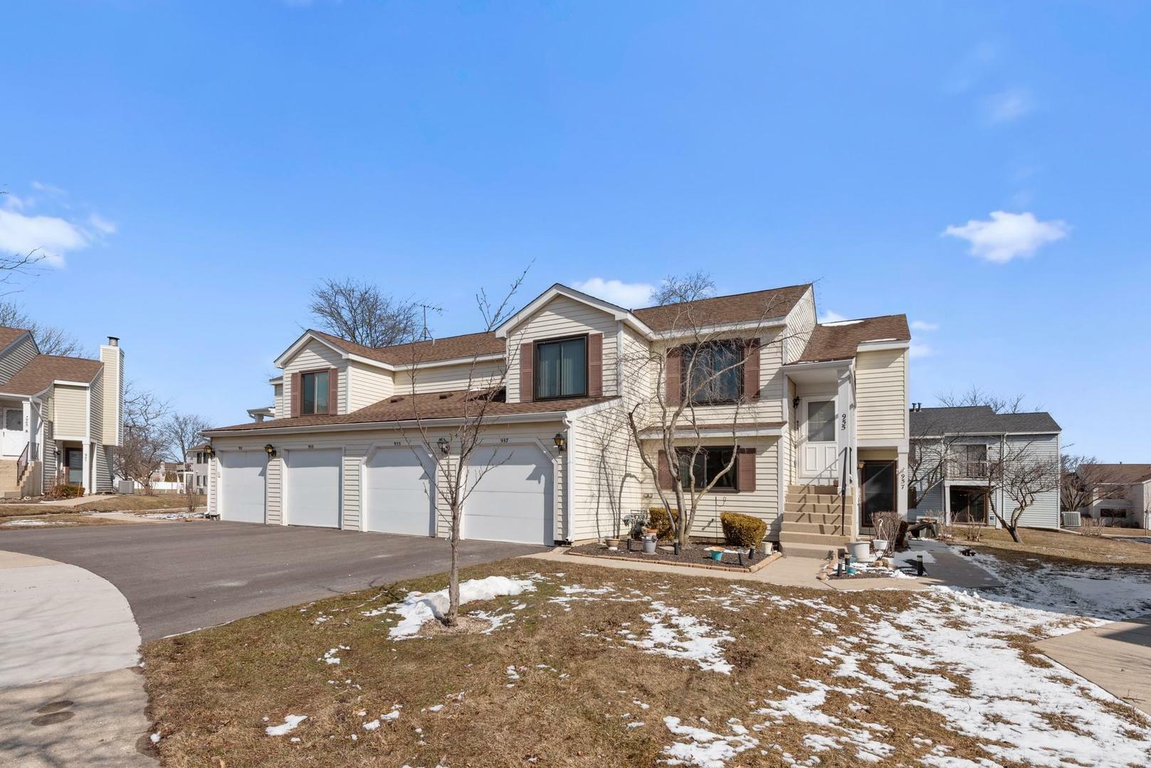Property Photo: 957 Glouchester Circle 957 IL 60193