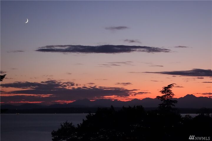 Property Photo:  666 W Olympic Place 303  WA 98119 