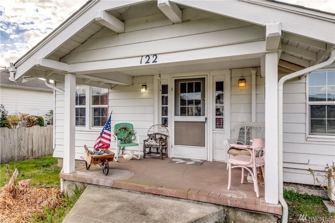 Property Photo:  122 Orchard Ave N  WA 98328 