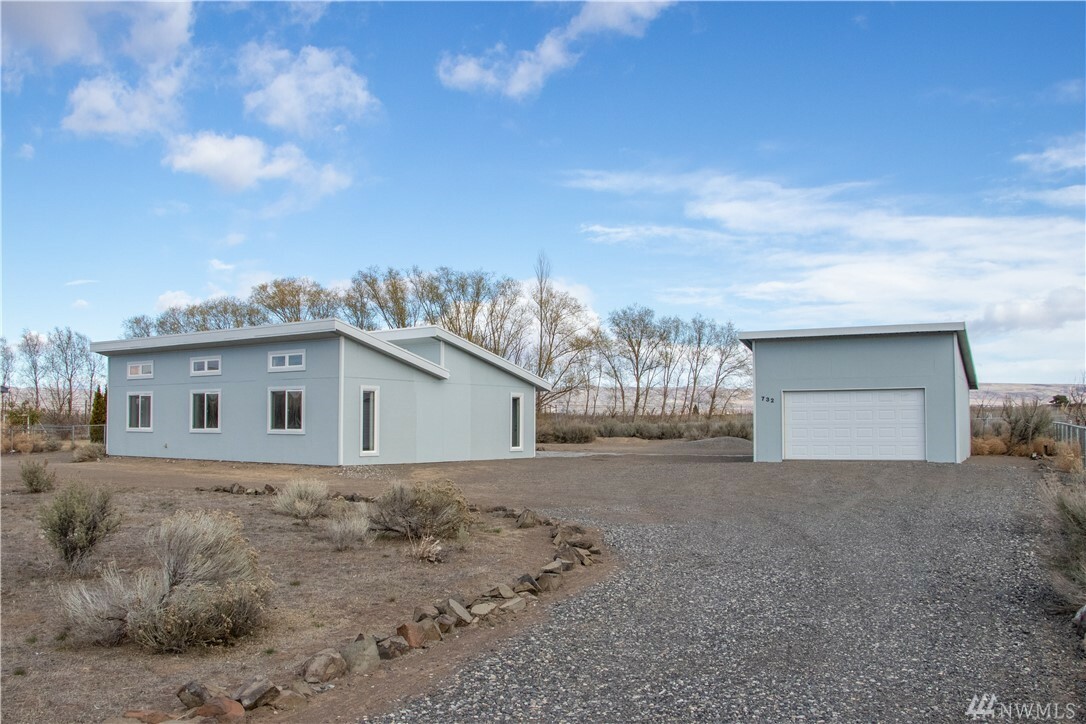 Property Photo:  732 SW Lakeside Wy  WA 99349 