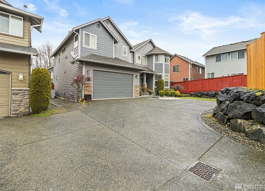 Property Photo:  910 S 48th St  WA 98055 