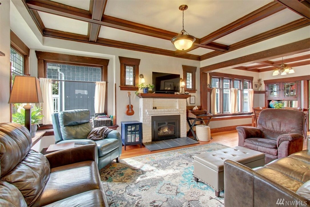 Property Photo:  1206 Hoyt Ave  WA 98201 