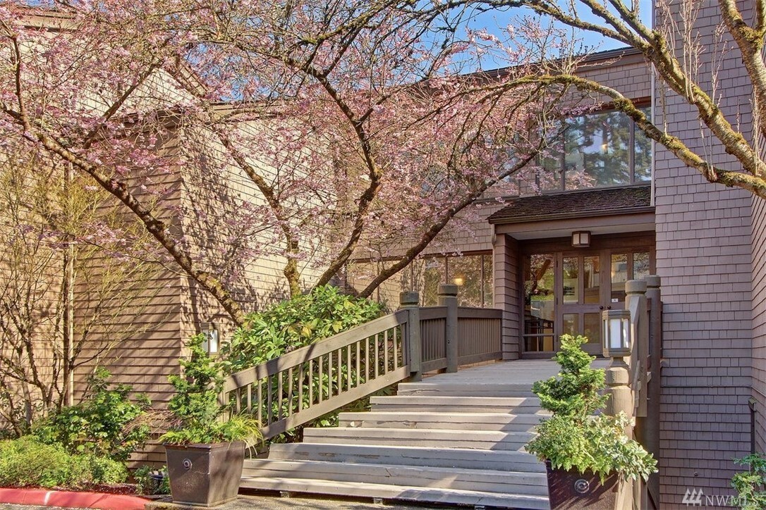 Property Photo: 3110 W Lake Sammamish Pkwy SE 20 WA 98008