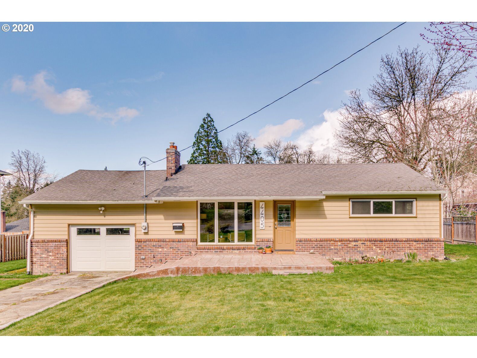 Property Photo:  4405 SW Carson St  OR 97219 