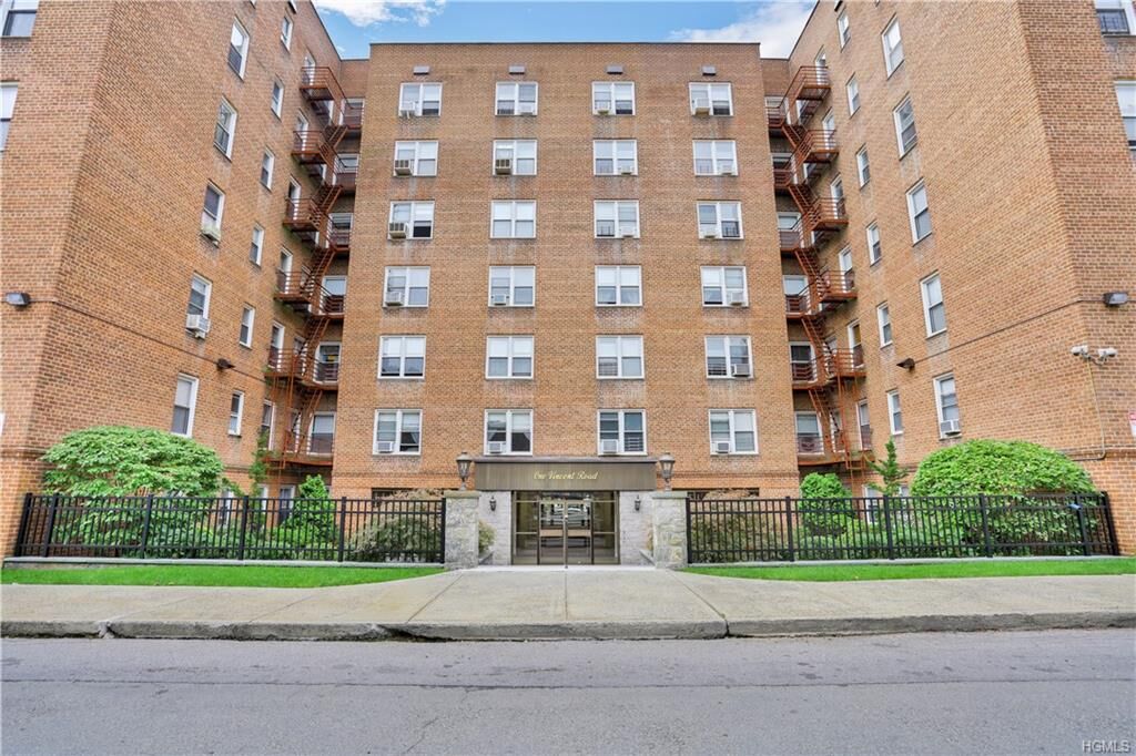 Property Photo: 1 Vincent Road 2I NY 10708