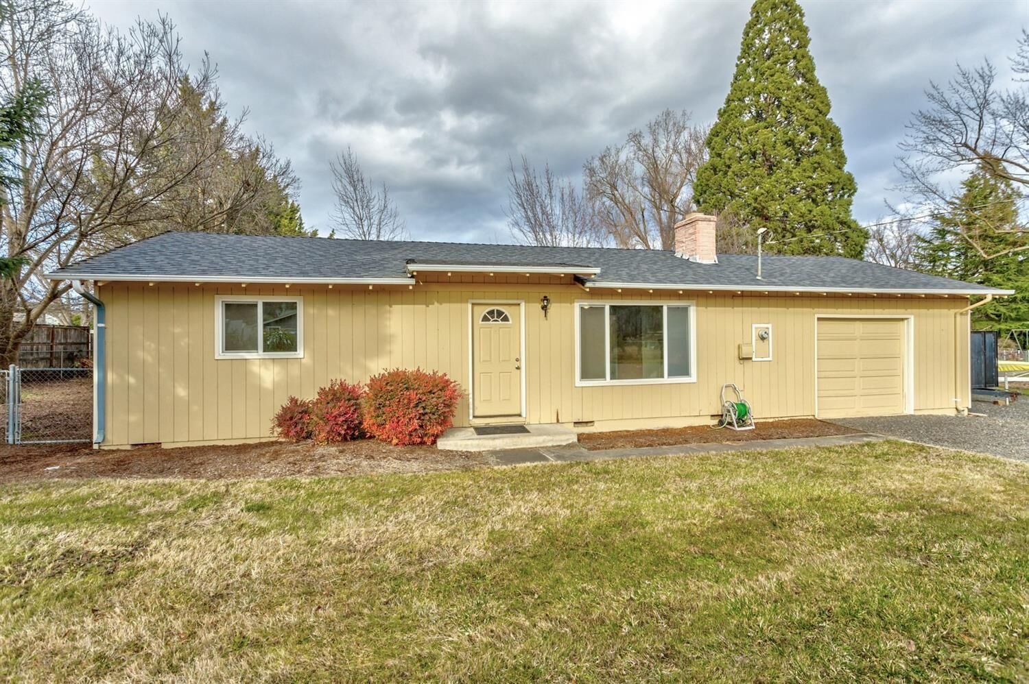 Property Photo: 948 Diamond Street OR 97501