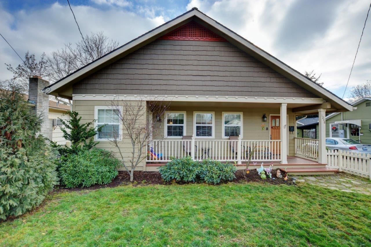 Property Photo:  1208 E 11th Street  OR 97504 